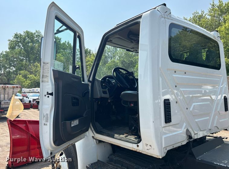 image for item DS8770 2013 International DuraStar 4300  spreader truck