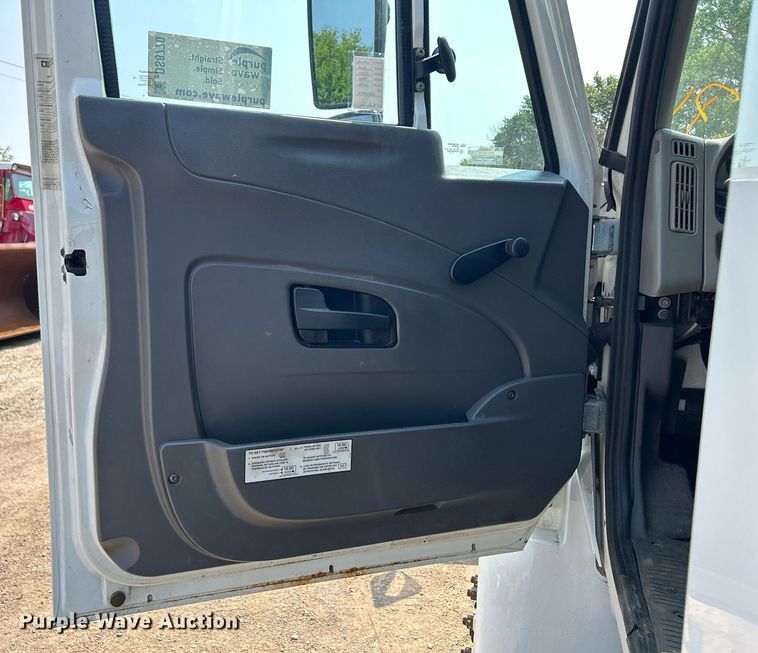 image for item DS8770 2013 International DuraStar 4300  spreader truck