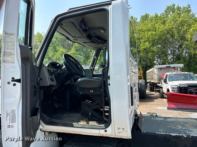 image for item DS8770 2013 International DuraStar 4300  spreader truck