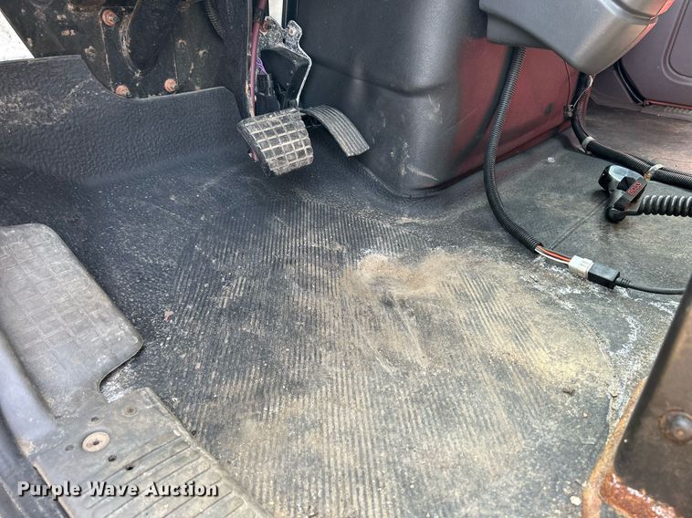 image for item DS8770 2013 International DuraStar 4300  spreader truck