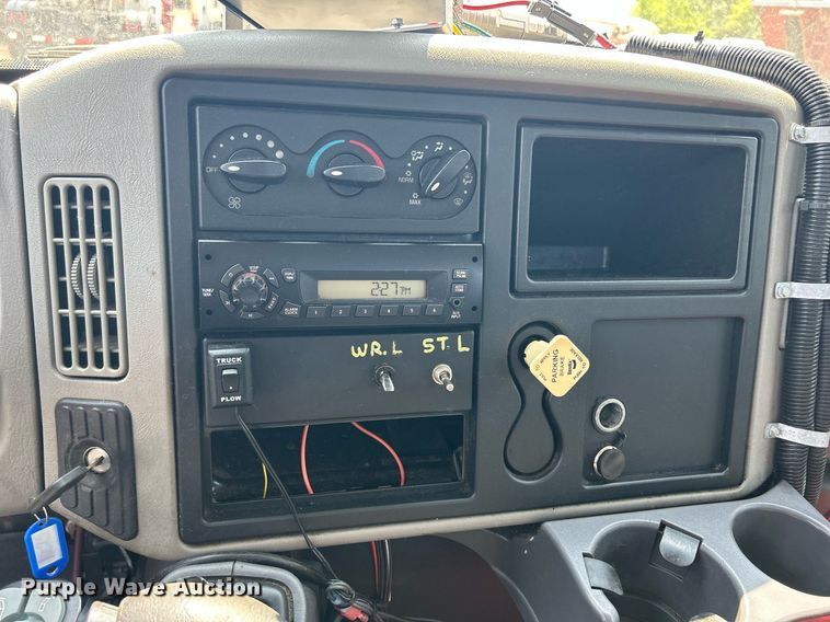 image for item DS8770 2013 International DuraStar 4300  spreader truck