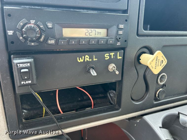 image for item DS8770 2013 International DuraStar 4300  spreader truck