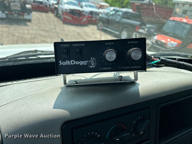 image for item DS8770 2013 International DuraStar 4300  spreader truck