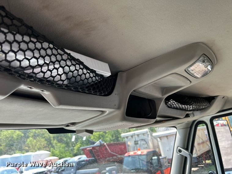 image for item DS8770 2013 International DuraStar 4300  spreader truck