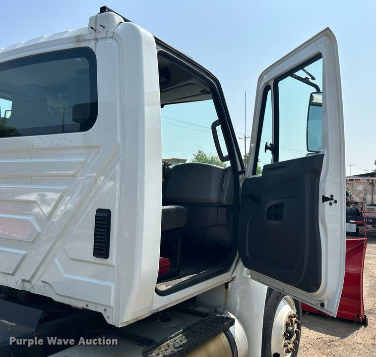 image for item DS8770 2013 International DuraStar 4300  spreader truck