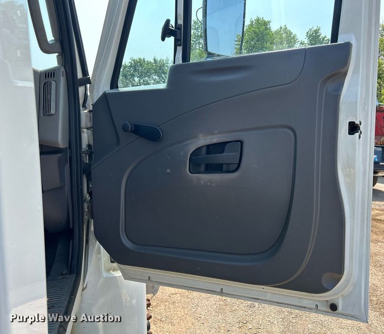 image for item DS8770 2013 International DuraStar 4300  spreader truck