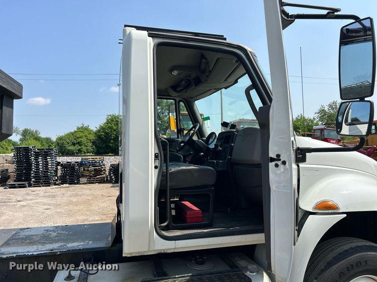 image for item DS8770 2013 International DuraStar 4300  spreader truck