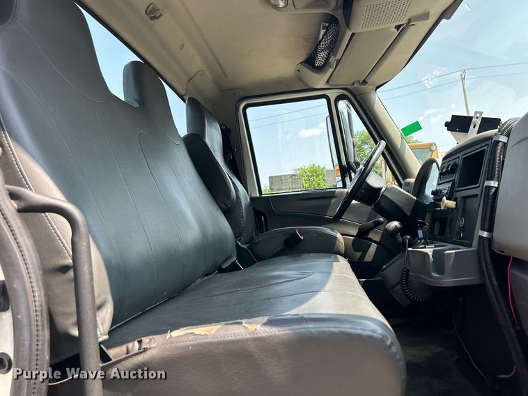 image for item DS8770 2013 International DuraStar 4300  spreader truck