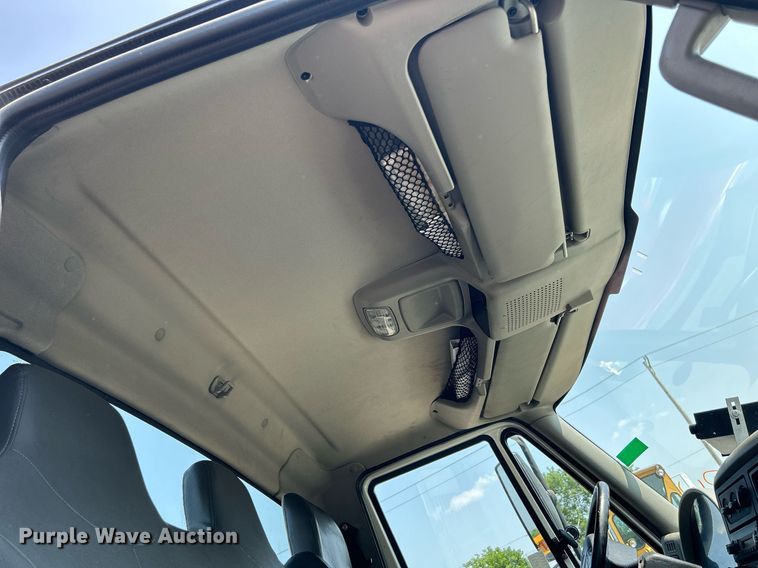 image for item DS8770 2013 International DuraStar 4300  spreader truck