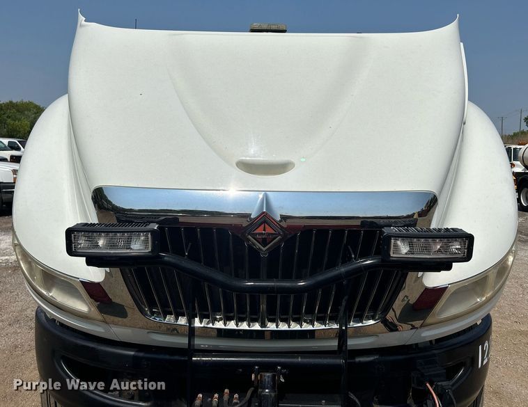 image for item DS8770 2013 International DuraStar 4300  spreader truck