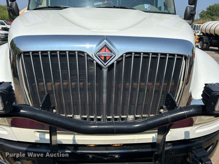 image for item DS8770 2013 International DuraStar 4300  spreader truck