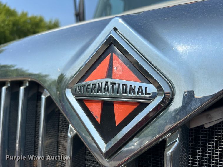 image for item DS8770 2013 International DuraStar 4300  spreader truck