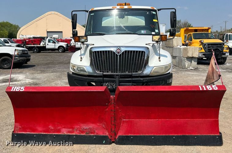 image for item DS8771 2005 International 4300  de-icer truck