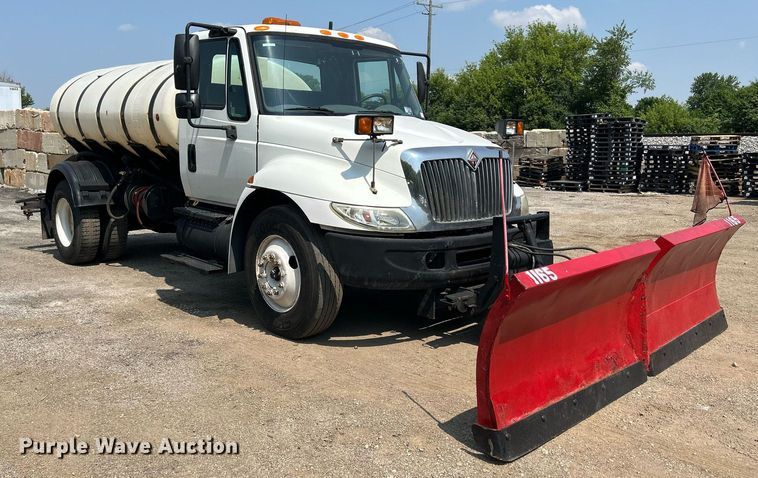 image for item DS8771 2005 International 4300  de-icer truck