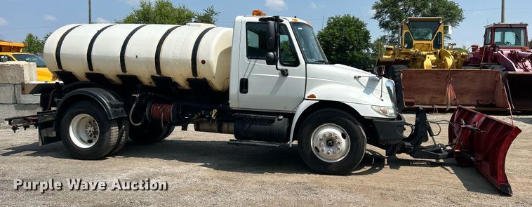 image for item DS8771 2005 International 4300  de-icer truck