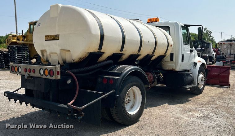 image for item DS8771 2005 International 4300  de-icer truck