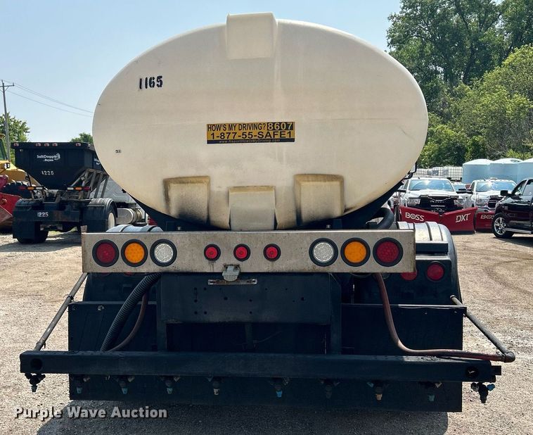 image for item DS8771 2005 International 4300  de-icer truck