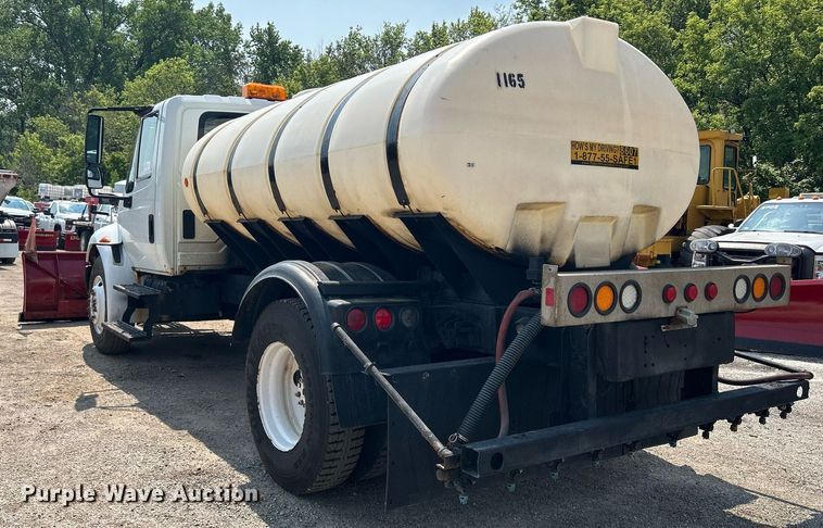 image for item DS8771 2005 International 4300  de-icer truck