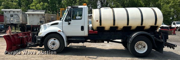 image for item DS8771 2005 International 4300  de-icer truck