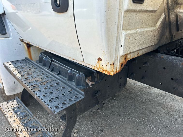 image for item DS8771 2005 International 4300  de-icer truck