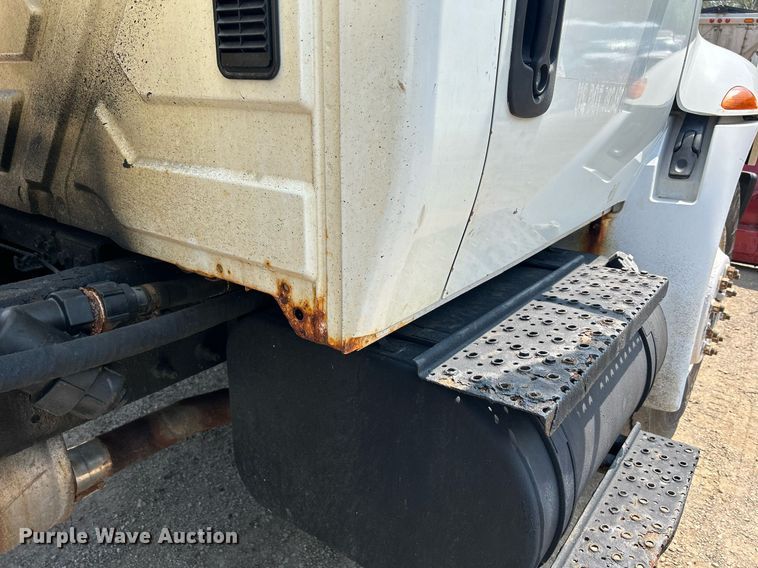 image for item DS8771 2005 International 4300  de-icer truck