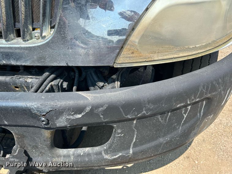 image for item DS8771 2005 International 4300  de-icer truck