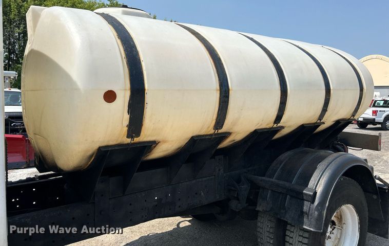 image for item DS8771 2005 International 4300  de-icer truck