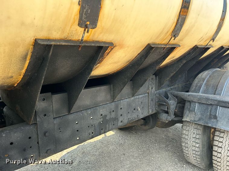 image for item DS8771 2005 International 4300  de-icer truck