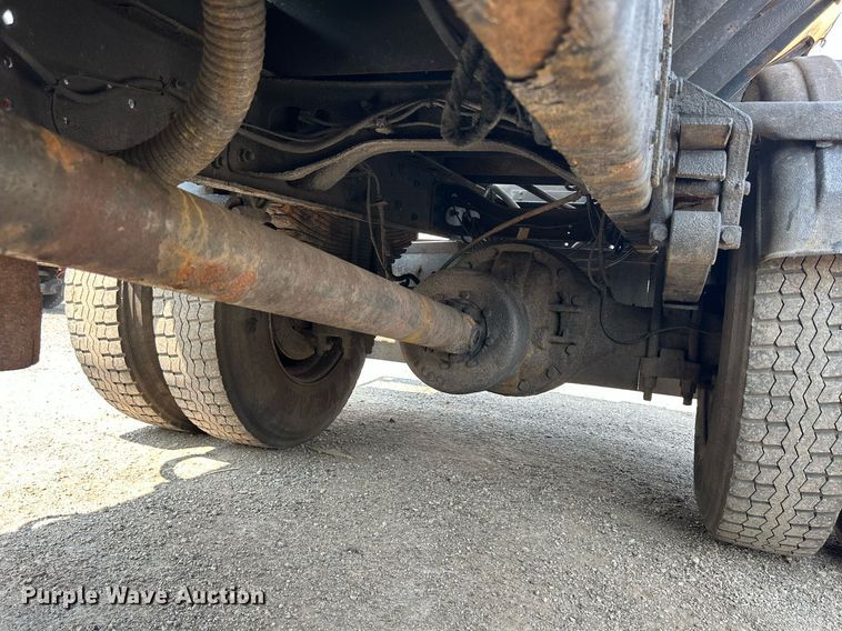 image for item DS8771 2005 International 4300  de-icer truck