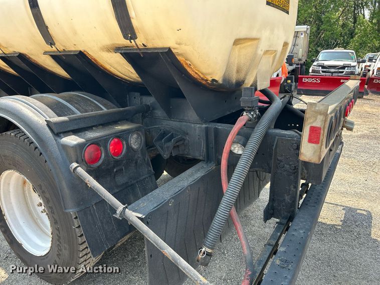 image for item DS8771 2005 International 4300  de-icer truck