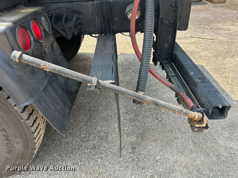 image for item DS8771 2005 International 4300  de-icer truck