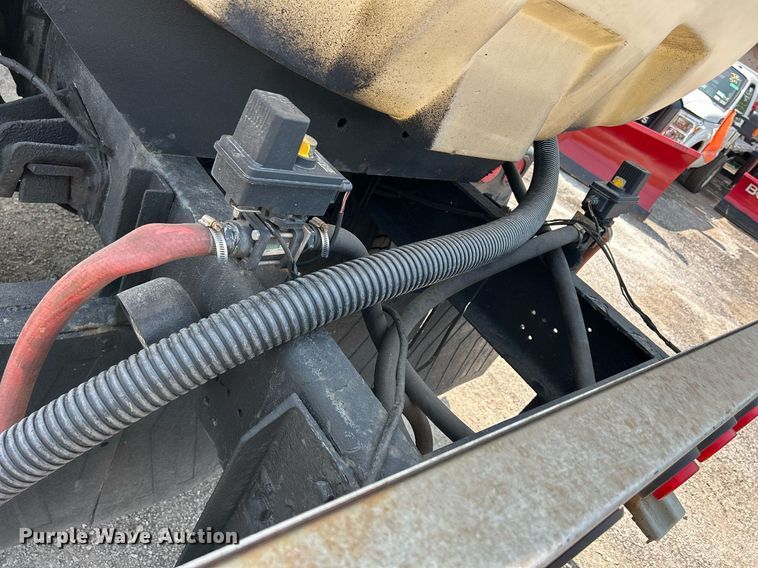 image for item DS8771 2005 International 4300  de-icer truck