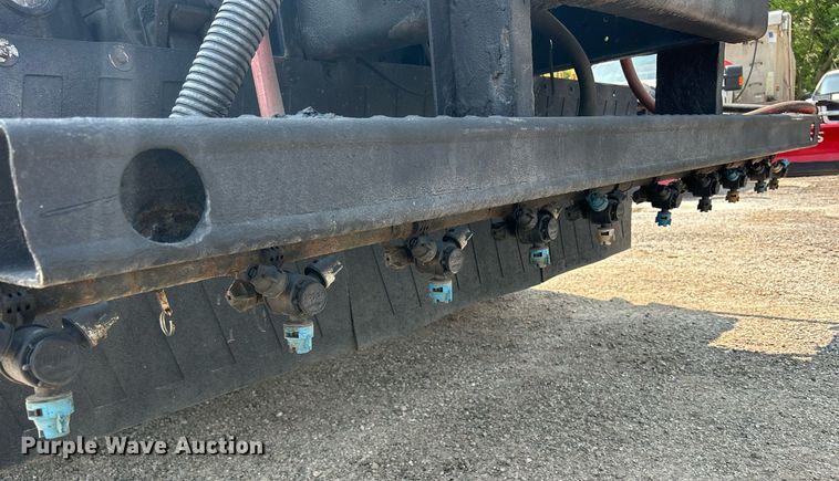 image for item DS8771 2005 International 4300  de-icer truck