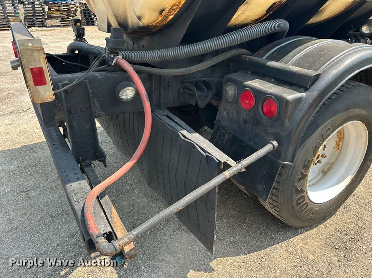 image for item DS8771 2005 International 4300  de-icer truck