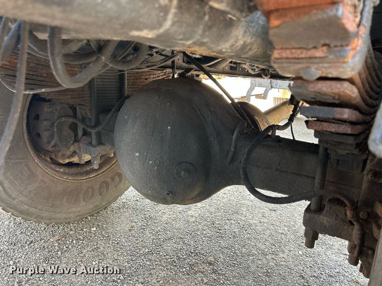 image for item DS8771 2005 International 4300  de-icer truck