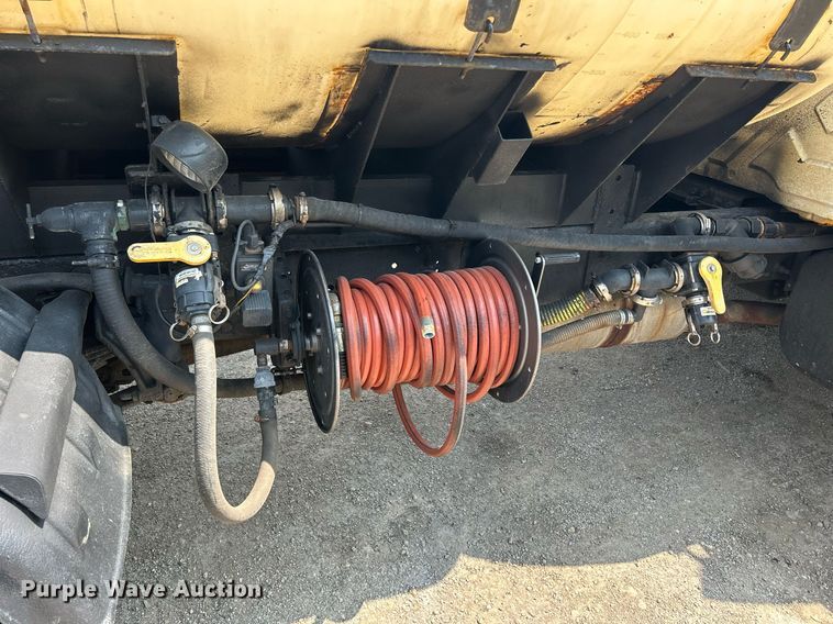 image for item DS8771 2005 International 4300  de-icer truck