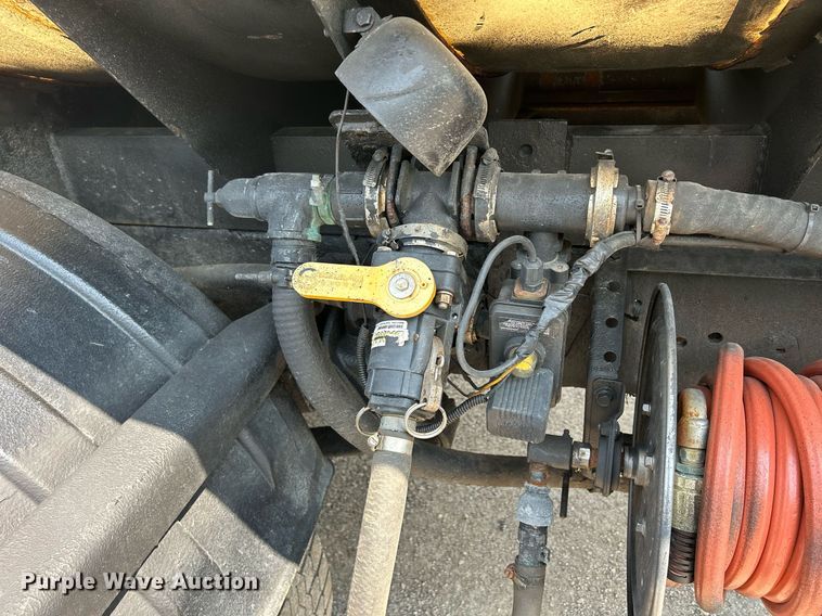 image for item DS8771 2005 International 4300  de-icer truck