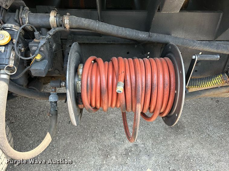 image for item DS8771 2005 International 4300  de-icer truck