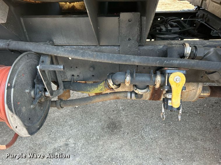 image for item DS8771 2005 International 4300  de-icer truck