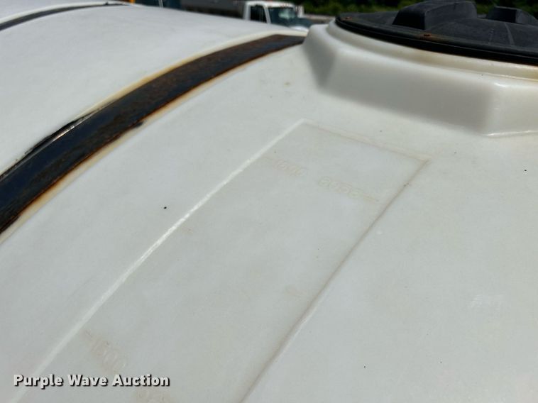 image for item DS8771 2005 International 4300  de-icer truck