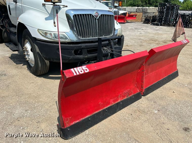 image for item DS8771 2005 International 4300  de-icer truck