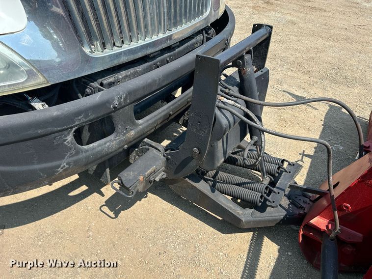 image for item DS8771 2005 International 4300  de-icer truck