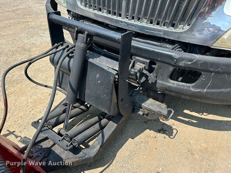 image for item DS8771 2005 International 4300  de-icer truck