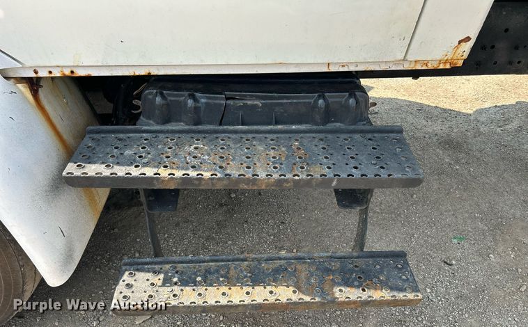 image for item DS8771 2005 International 4300  de-icer truck