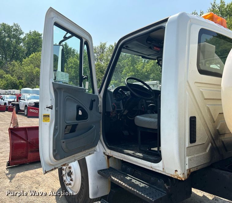 image for item DS8771 2005 International 4300  de-icer truck