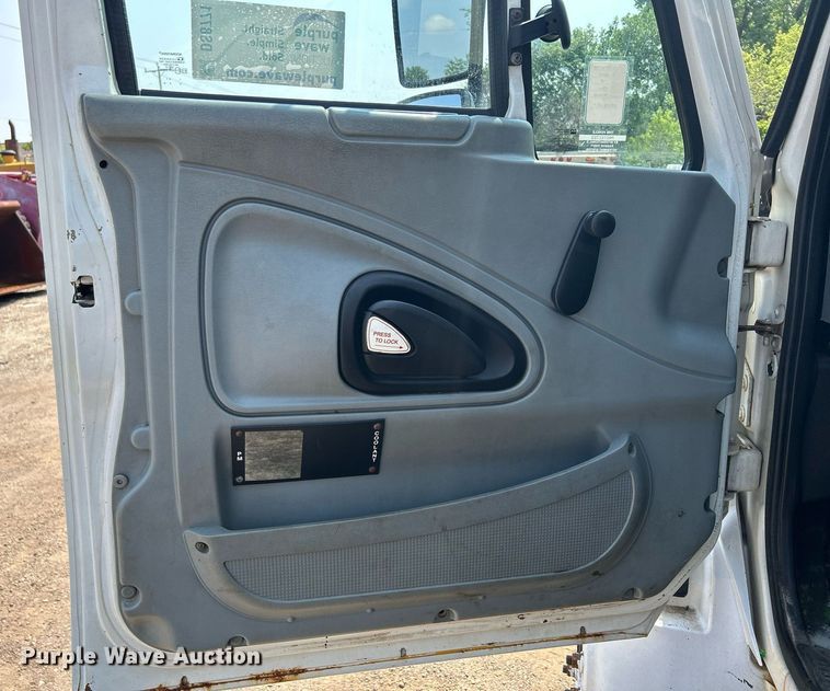 image for item DS8771 2005 International 4300  de-icer truck