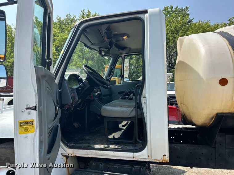 image for item DS8771 2005 International 4300  de-icer truck