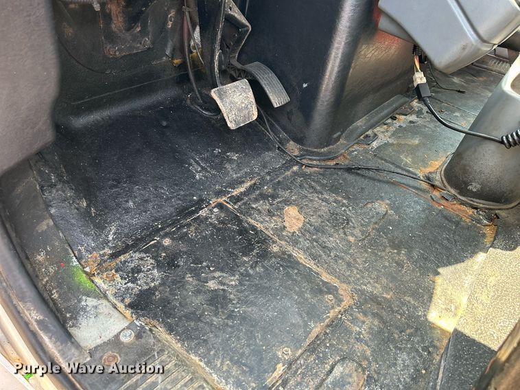 image for item DS8771 2005 International 4300  de-icer truck