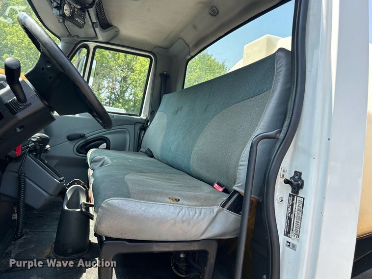 image for item DS8771 2005 International 4300  de-icer truck