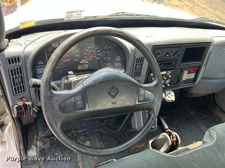 image for item DS8771 2005 International 4300  de-icer truck